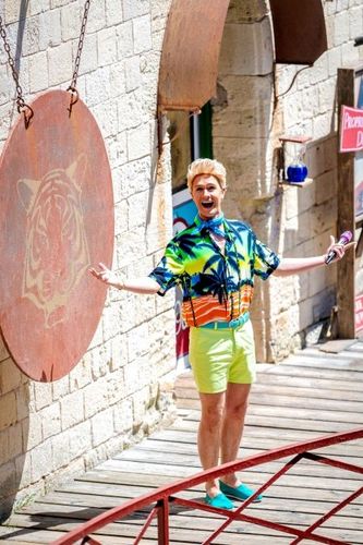 Cyril Gossbo en tenue de vacancier devant le gong