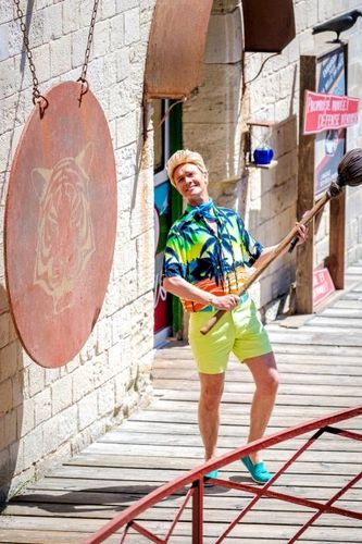 Cyril Gossbo en tenue de vacancier devant le gong