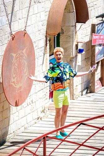 Cyril Gossbo en tenue de vacancier devant le gong