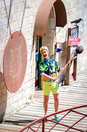 Cyril Gossbo en tenue de vacancier devant le gong
