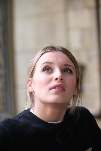 Carla Lazzari devant la porte de la Bibliothèque Abandonnée