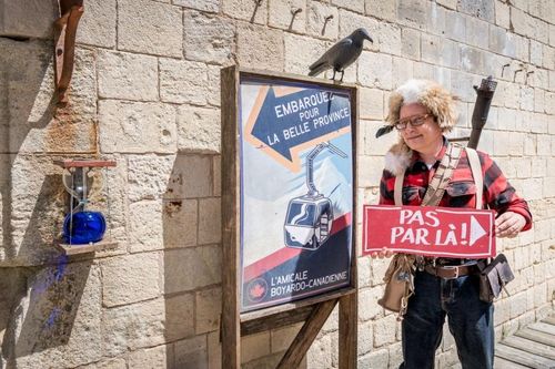 Gary Boo à côté du panneau d'entrée dans sa cellule