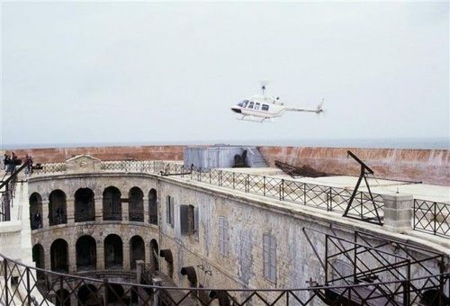 Hélicoptère se posant sur la plate-forme