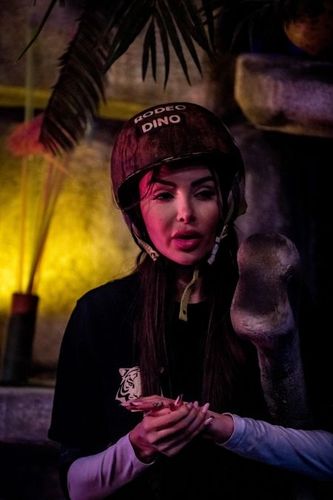 Nabilla Benattia dans le Rodéo-Dino