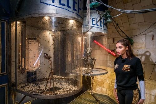 Nabilla Benattia dans la Cabine Abandonnée