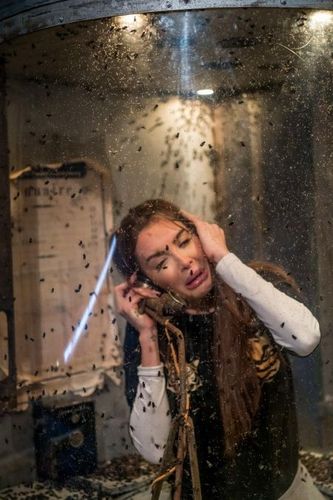 Nabilla Benattia dans la Cabine Abandonnée