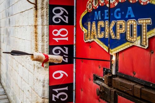 La flèche de Rouge plantée dans le porte du casino