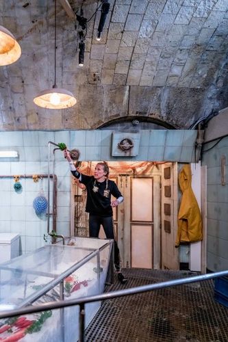 Agathe Lecaron dans la cellule de la Chambre Froide