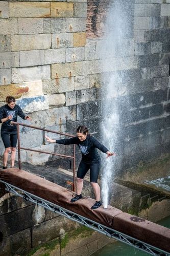 Marie Perarnau et Nicole Ferroni dans l'aventure de la Poutre Jets d'eau