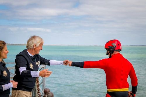 Mégagaf saluant Dave