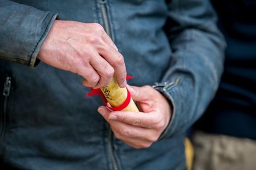 Le Parchemin de l'épreuve de Mégagaf entre les mains d'Olivier Minne