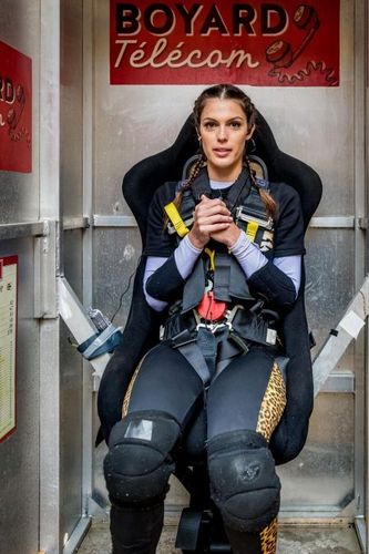 Iris Mittenaere dans l'épreuve de la Cabine Ejectable