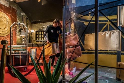 Camille Lacourt bagagiste dans l'épreuve de l'Hôtel