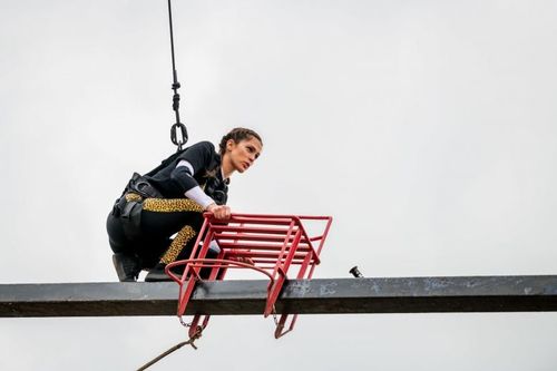 Iris Mittenaere dans l'aventure de la Chaise Instable