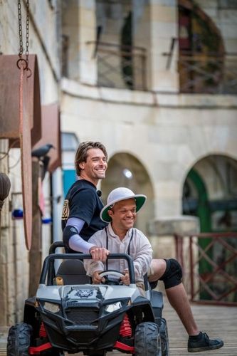 Passe-Muraille et Camille Lacourt faisant un safari