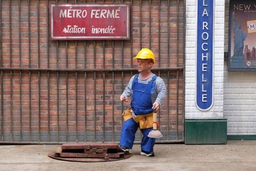 Passe-Muraille en tenue de chantier pour réparer le Métro