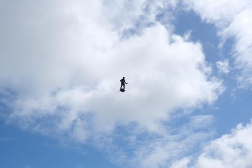 Franky Zapata survolant le fort en flyboard