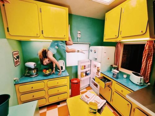 L'une des habilleuses dans le décor du Monde à l'Envers