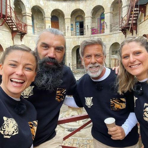 Laure Boulleau et son équipe sur le tournage de Fort Boyard