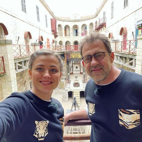 Laure Boulleau et son équipe sur le tournage de Fort Boyard