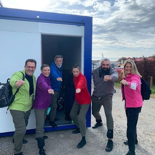 Laure Boulleau et son équipe sur le tournage de Fort Boyard