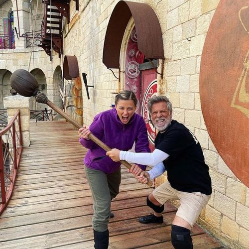 Laure Boulleau et son équipe sur le tournage de Fort Boyard