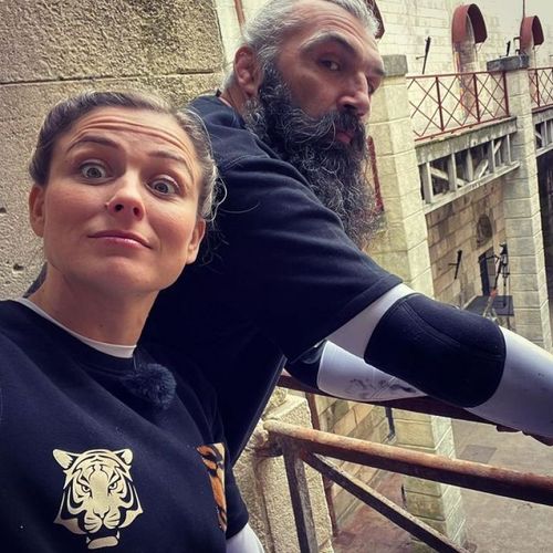 Laure Boulleau et son équipe sur le tournage de Fort Boyard