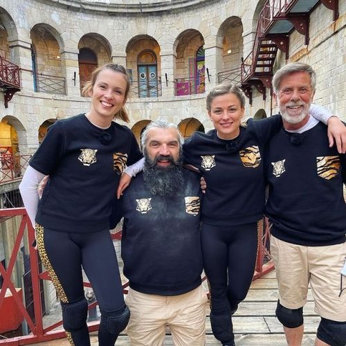 Laure Boulleau et son équipe sur le tournage de Fort Boyard