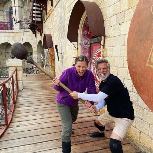 Laure Boulleau et son équipe sur le tournage de Fort Boyard