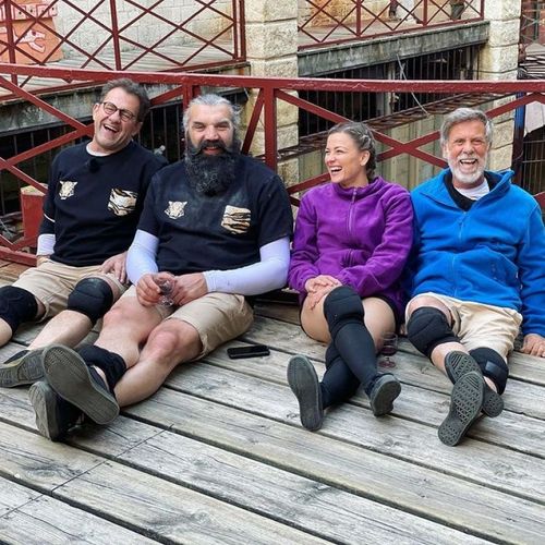 Laure Boulleau et son équipe sur le tournage de Fort Boyard