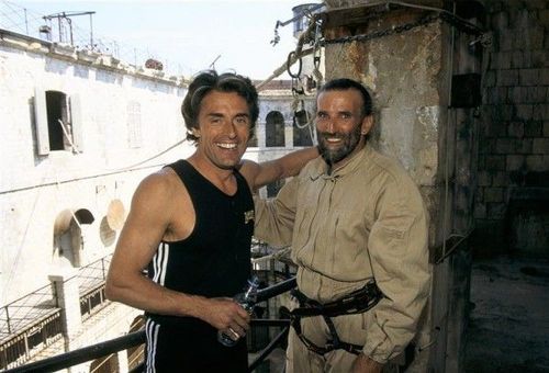 Gérard Holtz aux côtés d'Antoine Marcon devant le Pont de singe