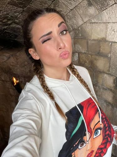 Delphine Wespiser dans les escaliers du fort