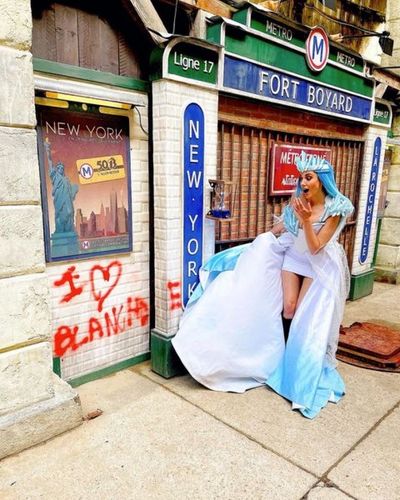 Blanche devant la porte du Métro