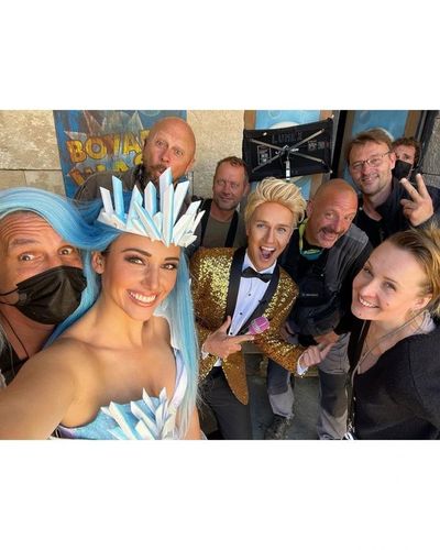 Blanche et Cyril Gossbo avec les techniciens du fort