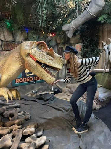 Delphine Wespiser avec le Dino du Rodéo-Dino.