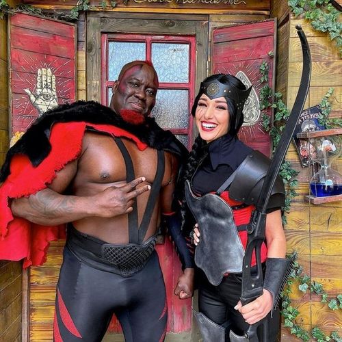 Rouge et Big Boo devant la porte de Chez Tata Fouras