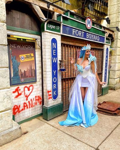 Blanche devant la porte du Métro