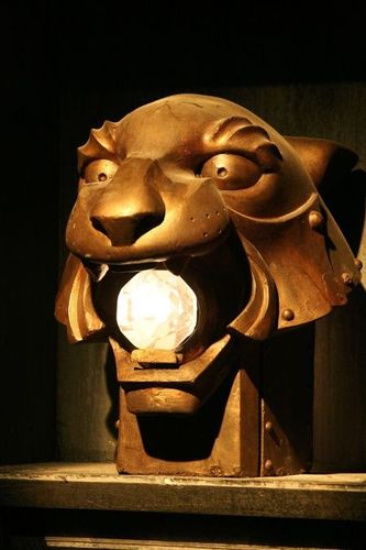 La tête de tigre marquant l'entrée du Conseil