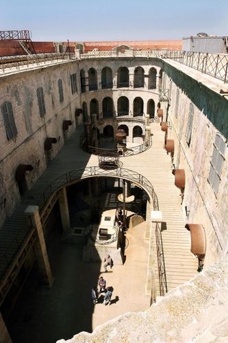 La cour intérieure vue depuis la terrasse du fort