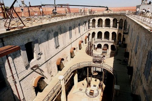 La cour intérieure du fort vue depuis la terrasse