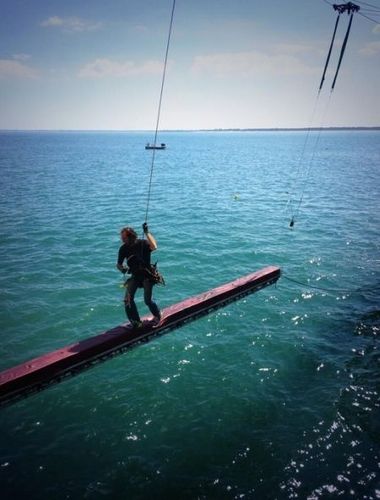 Pendant le tournage ça bosse dur ... Quel équipe technique !!! #fortboyard