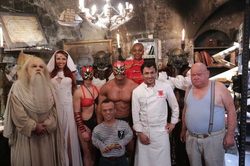 Les personnages de la saison 2013 de Fort Boyard réunis pour une photo de famille