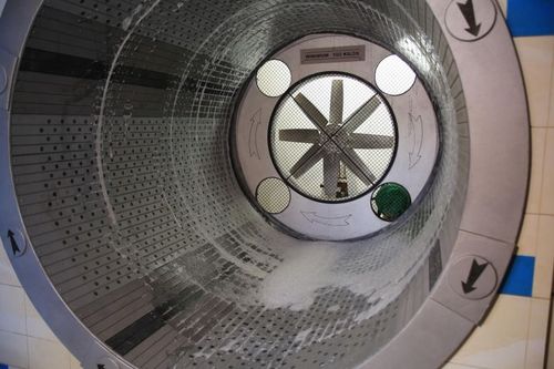 Un tambour, prêt à accueillir des candidats dans la cellule de la Laverie