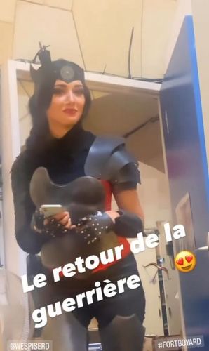 Delphine Wespiser en tenue de Rouge