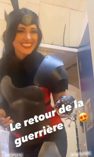Delphine Wespiser en tenue de Rouge