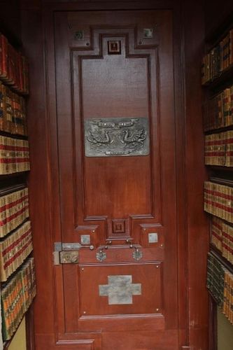 La porte de la cellule de la Bibliothèque