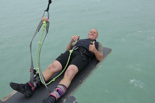 Pascal Olmeta avant le \"grand saut\" dans le vide, dans l\'aventure de la Tyrolienne inversée