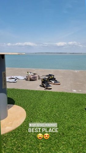 De l'herbe sur la plateforme helico