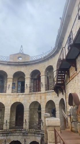 Visite du fort par Cécile Djunga