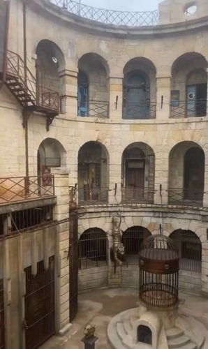 Visite du fort par Cécile Djunga
